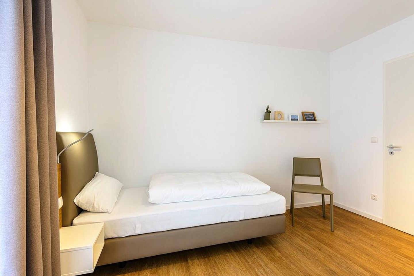 Deichhäuser Anna Küste Deichhäuser Anna Küste 1-14 Bensersiel - Schlafzimmer mit zwei Einzelbetten und Stuhl