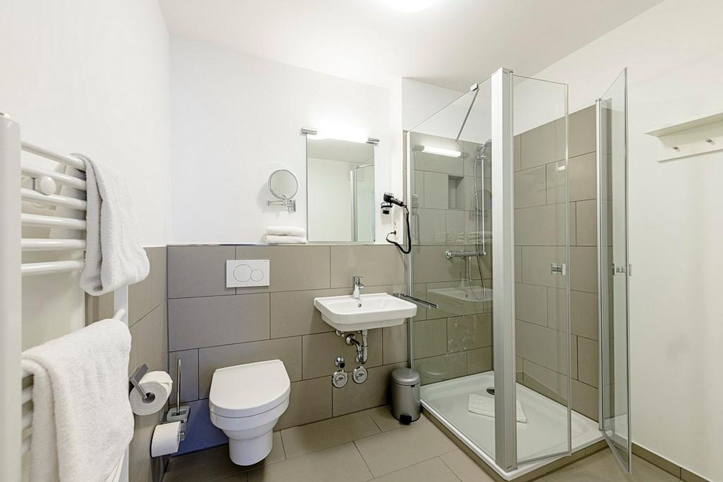 Deichhäuser Anna Küste Deichhäuser Anna Küste 1-14 Bensersiel - Badezimmer mit Waschtisch, Dusche und WC