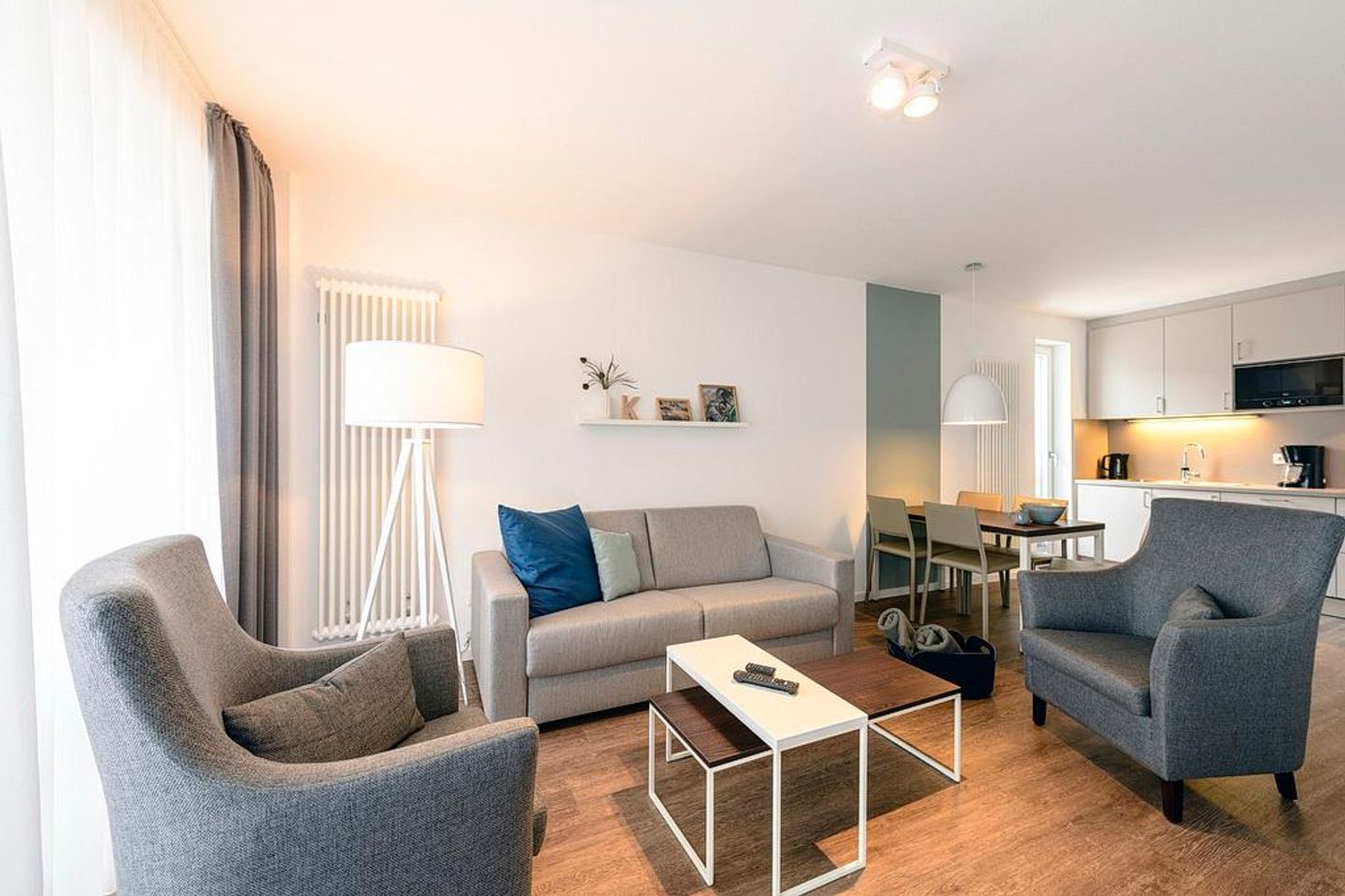 Deichhäuser Anna Küste Deichhäuser Anna Küste 1-20 Bensersiel - Wohn/Essbereich mit Couch, Sesseln, Esstisch und Küchenzeile