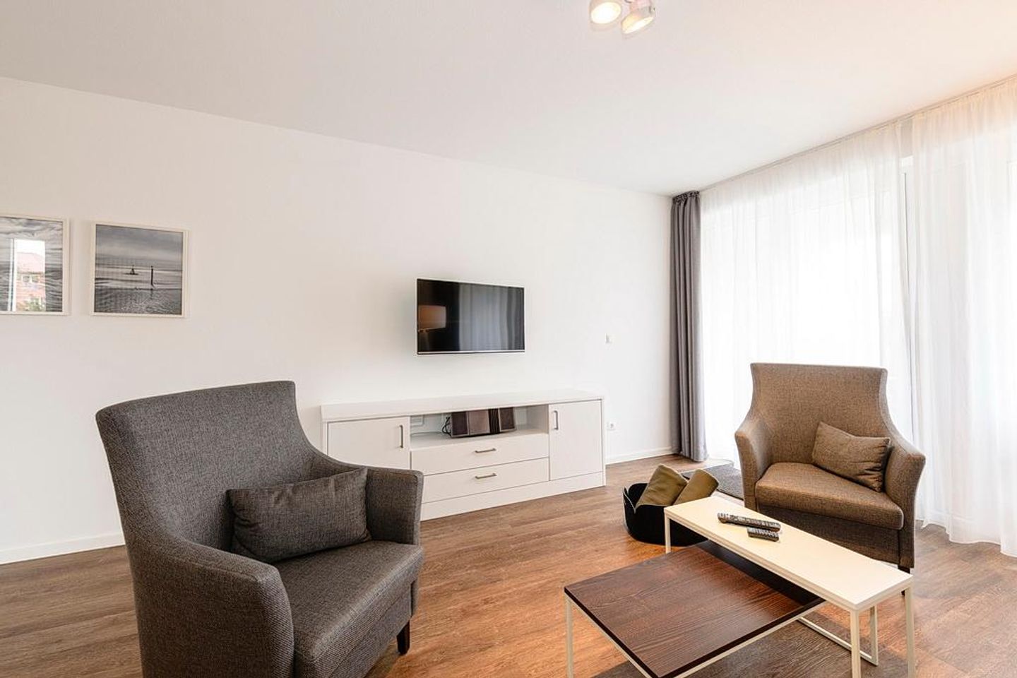 Deichhäuser Anna Küste Deichhäuser Anna Küste 1-20 Bensersiel - Wohn/Essbereich mit Sesseln und TV