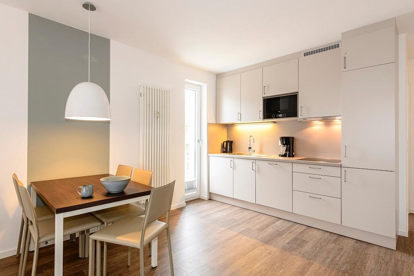 Deichhäuser Anna Küste Deichhäuser Anna Küste 1-20 Bensersiel - Wohn/Essbereich mit Esstisch und Küchenzeile