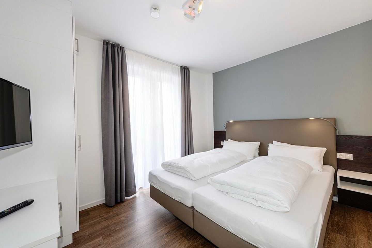 Deichhäuser Anna Küste Deichhäuser Anna Küste 1-20 Bensersiel - Schlafzimmer mit Doppelbett und TV