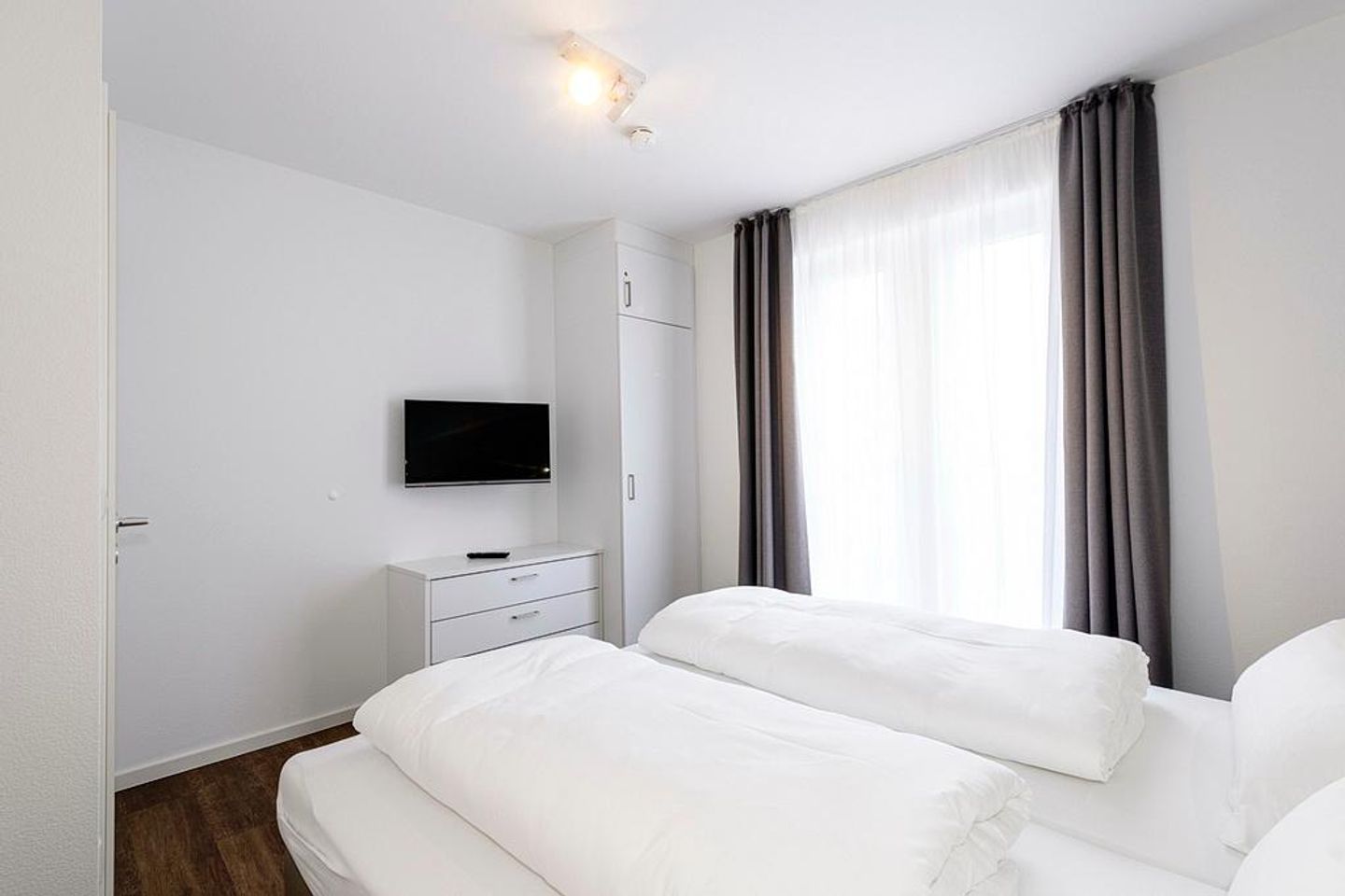 Deichhäuser Anna Küste Deichhäuser Anna Küste 1-20 Bensersiel - Schlafzimmer mit Doppelbett und TV