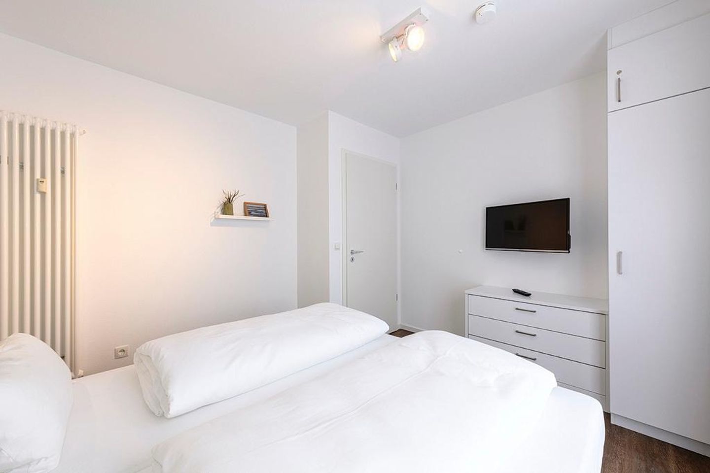 Deichhäuser Anna Küste Deichhäuser Anna Küste 1-20 Bensersiel - Schlafzimmer mit Doppelbett und TV