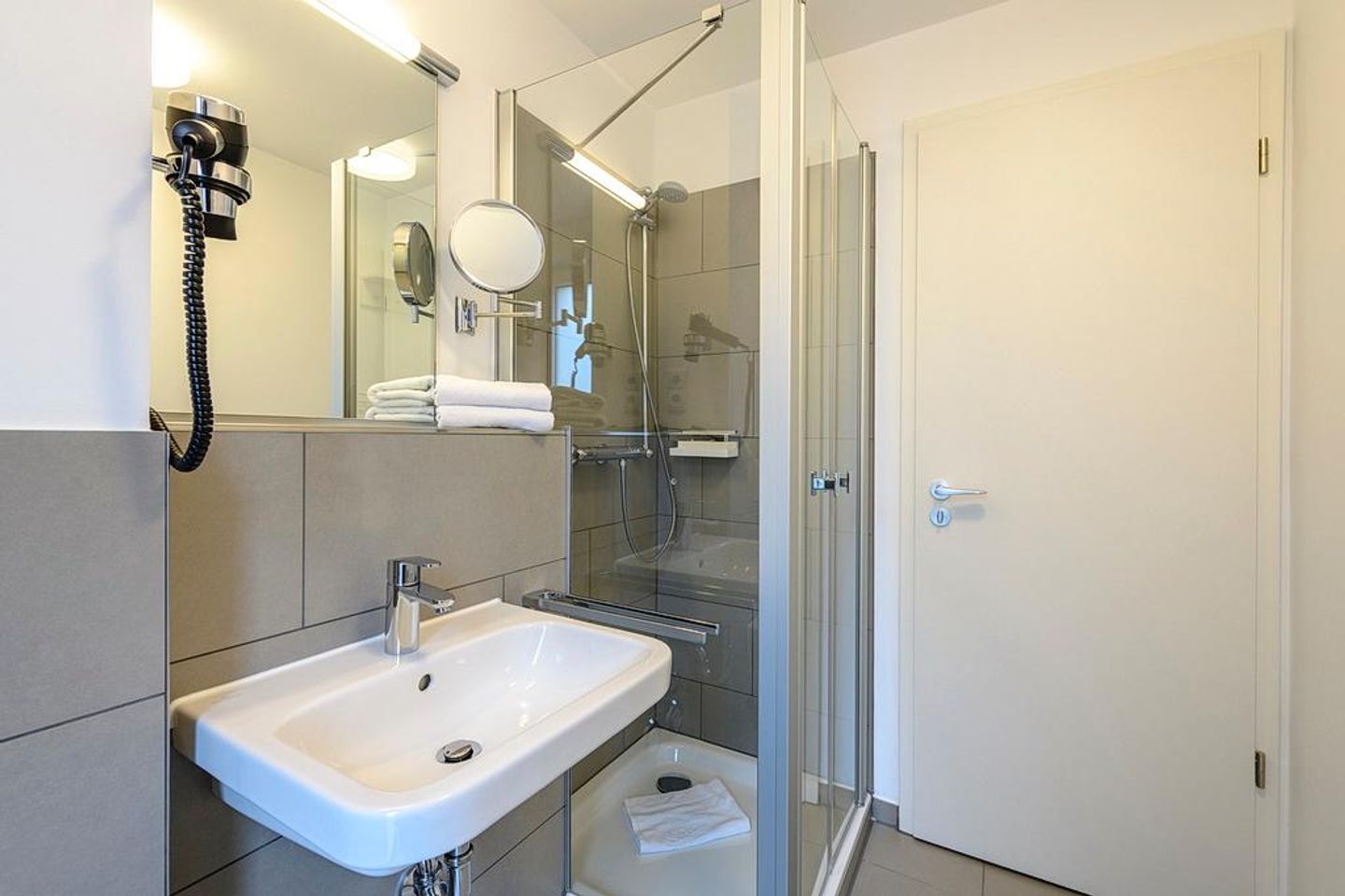 Deichhäuser Anna Küste Deichhäuser Anna Küste 1-20 Bensersiel - Badezimmer mit Waschtisch und Dusche