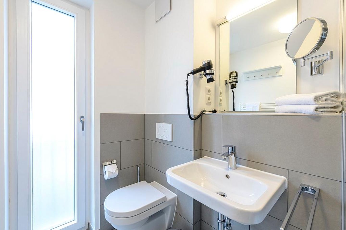 Deichhäuser Anna Küste Deichhäuser Anna Küste 1-20 Bensersiel - Badezimmer mit WC und Waschtisch