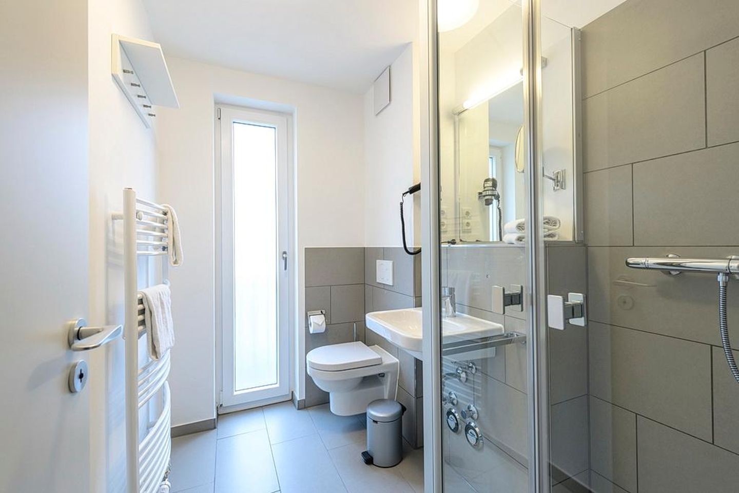 Deichhäuser Anna Küste Deichhäuser Anna Küste 1-20 Bensersiel - Badezimmer mit WC, Waschtisch und Dusche