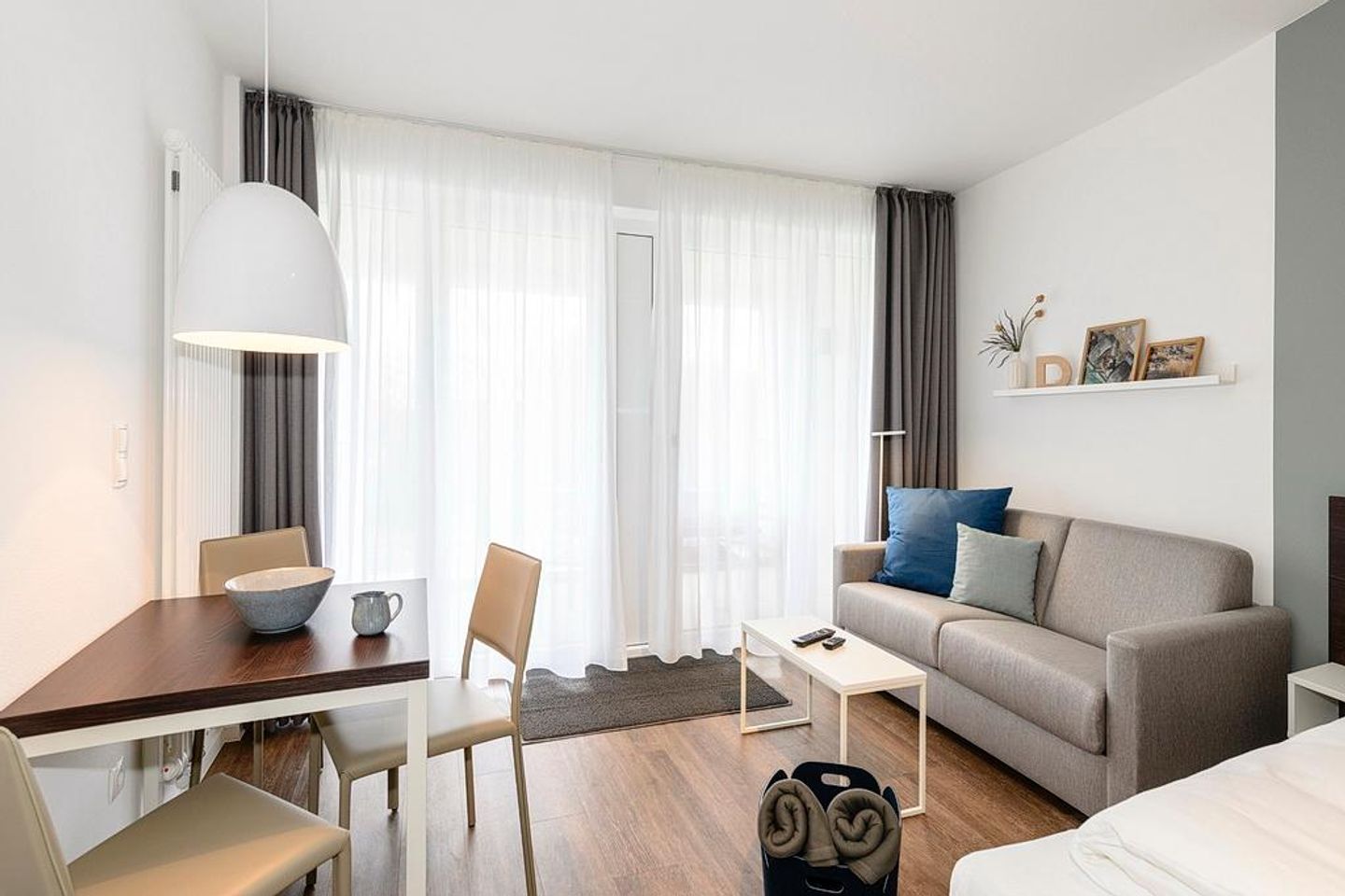 Deichhäuser Anna Küste Deichhäuser Anna Küste 1-22 Bensersiel - Wohn/Essbereich mit Esstisch und Couch