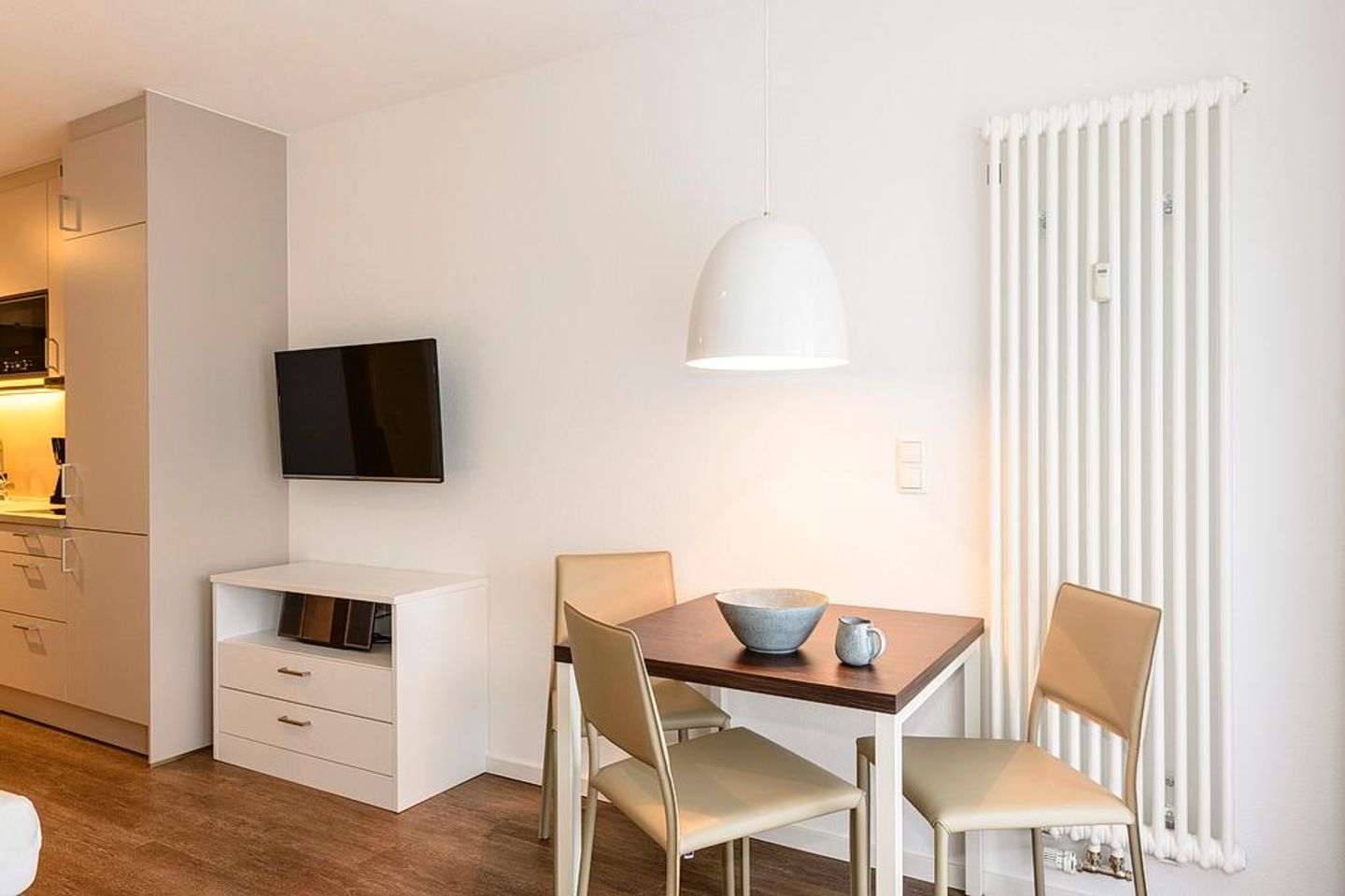 Deichhäuser Anna Küste Deichhäuser Anna Küste 1-22 Bensersiel - Wohn/Essbereich mit Esstisch, TV und Küchenzeile