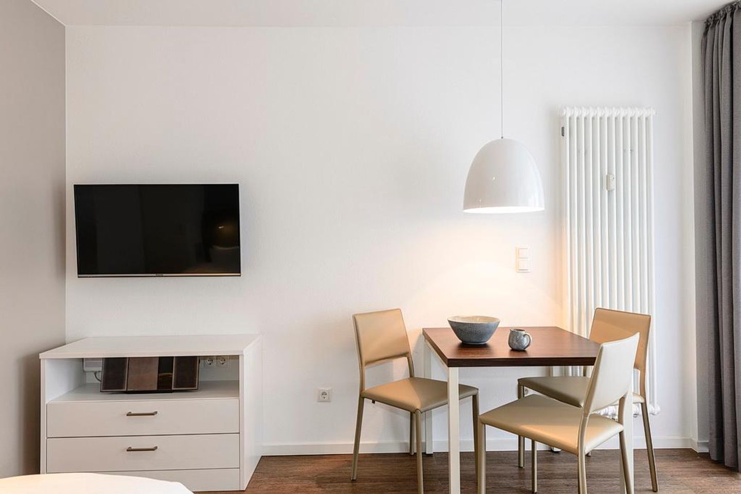 Deichhäuser Anna Küste Deichhäuser Anna Küste 1-22 Bensersiel - Wohn/Essbereich mit Esstisch und TV