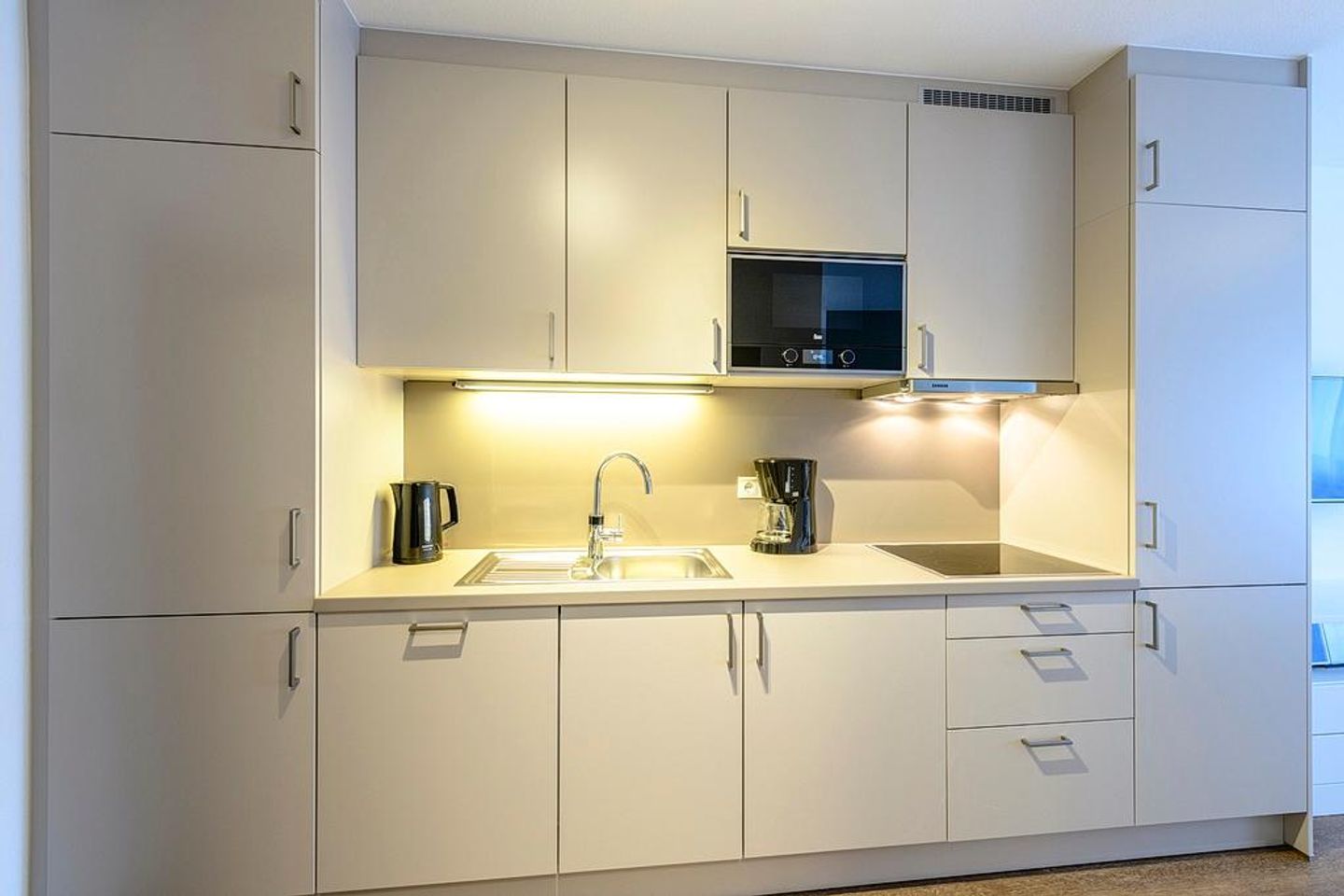 Deichhäuser Anna Küste Deichhäuser Anna Küste 1-22 Bensersiel - Wohn/Essbereich mit Küchenzeile