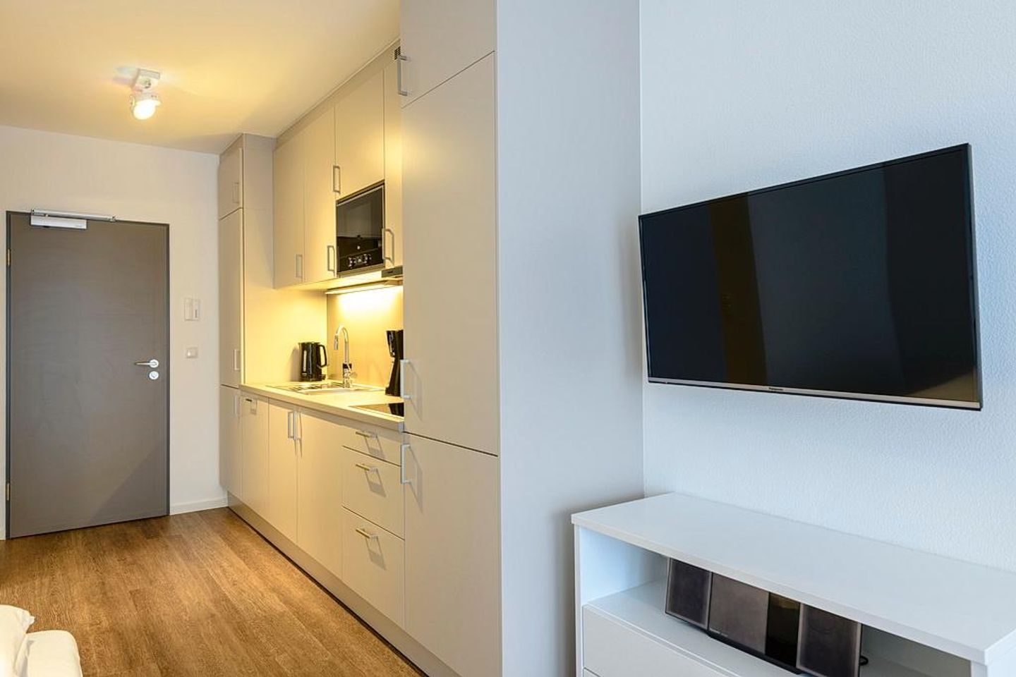 Deichhäuser Anna Küste Deichhäuser Anna Küste 1-22 Bensersiel - Wohn/Essbereich mit Küchenzeile und TV