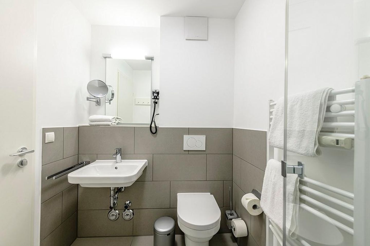 Deichhäuser Anna Küste Deichhäuser Anna Küste 1-22 Bensersiel - Badezimmer mit Waschtisch, WC und Dusche