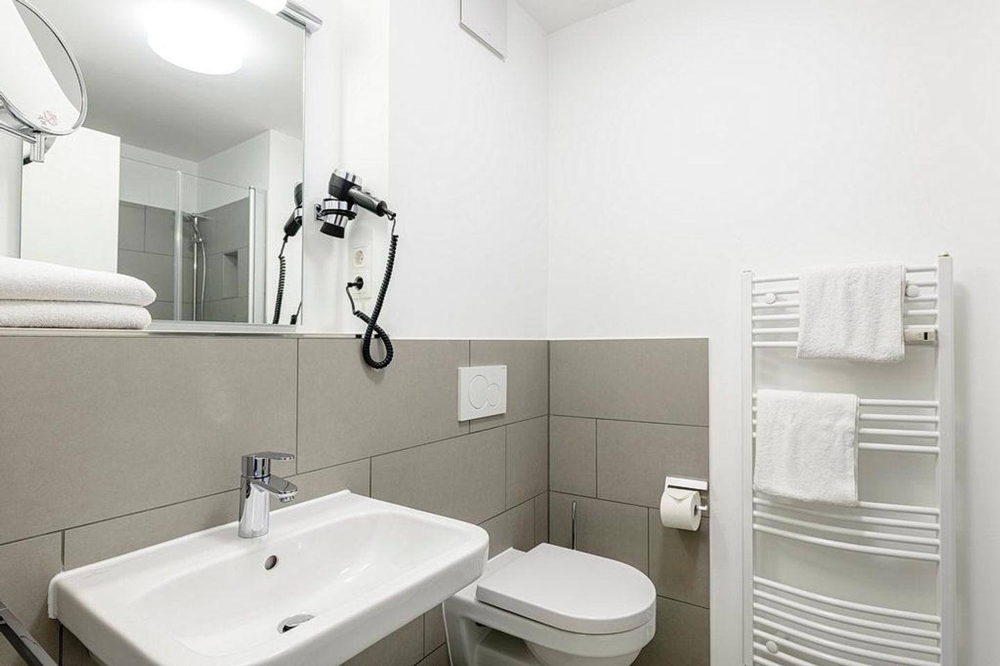 Deichhäuser Anna Küste Deichhäuser Anna Küste 1-22 Bensersiel - Badezimmer mit Waschtisch und WC