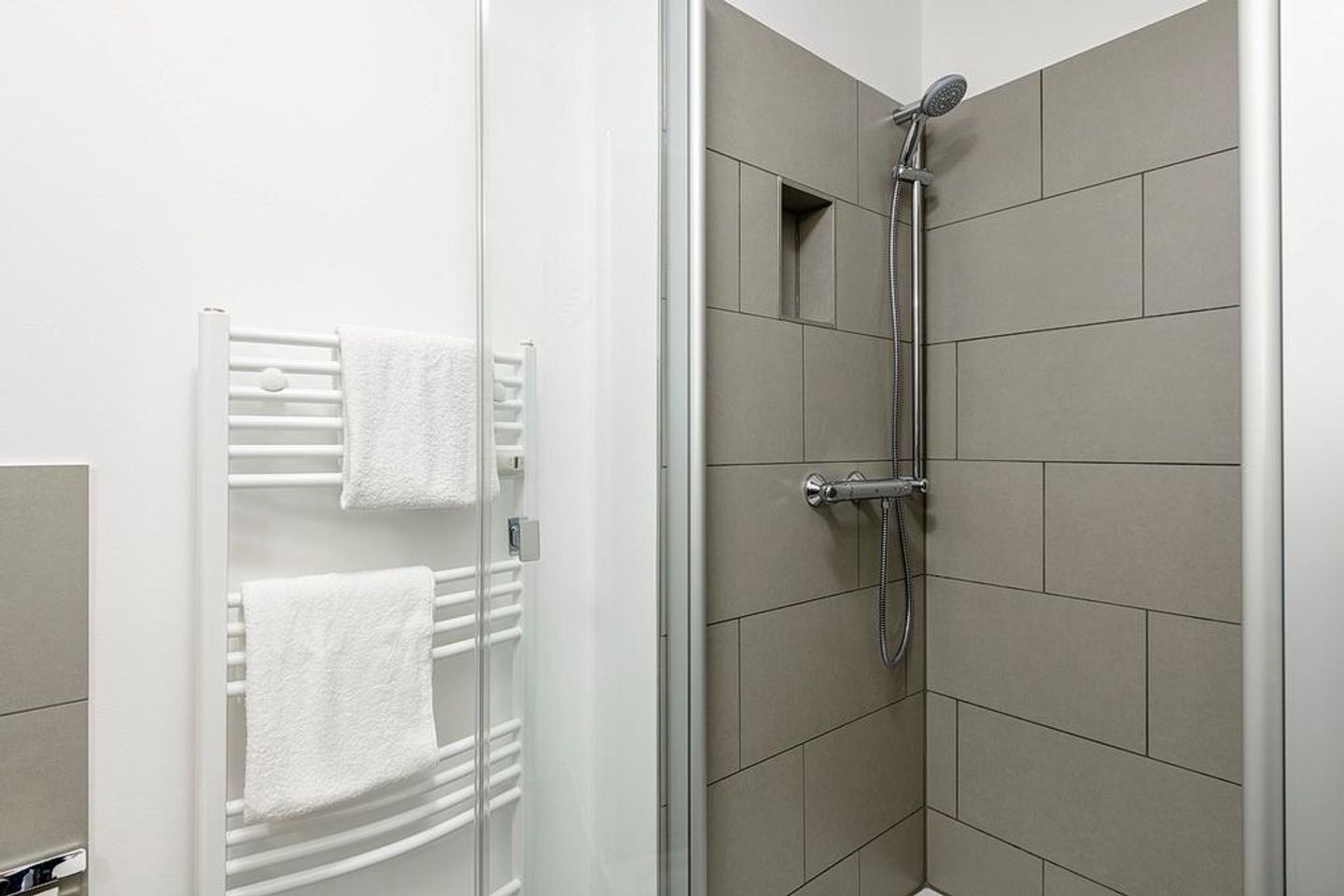 Deichhäuser Anna Küste Deichhäuser Anna Küste 1-22 Bensersiel - Badezimmer mit Dusche