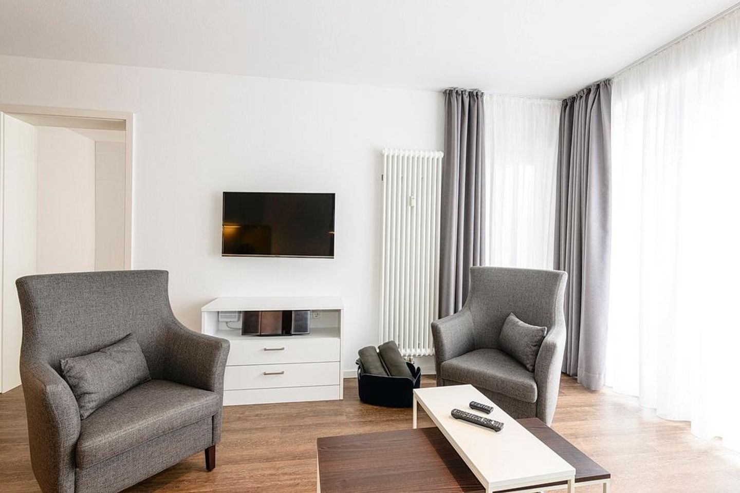 Deichhäuser Anna Küste Deichhäuser Anna Küste 1-24 Bensersiel - Wohn/Essbereich mit Sesseln und TV