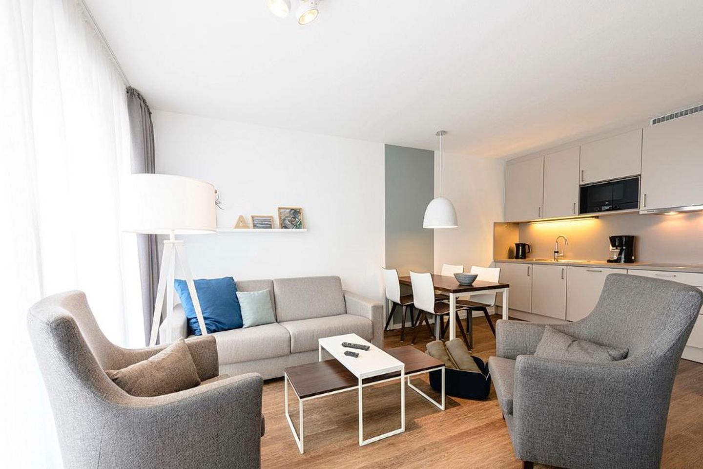 Deichhäuser Anna Küste Deichhäuser Anna Küste 1-24 Bensersiel - Wohn/Essbereich mit Couch, Sesseln, Esstisch und Küchenzeile