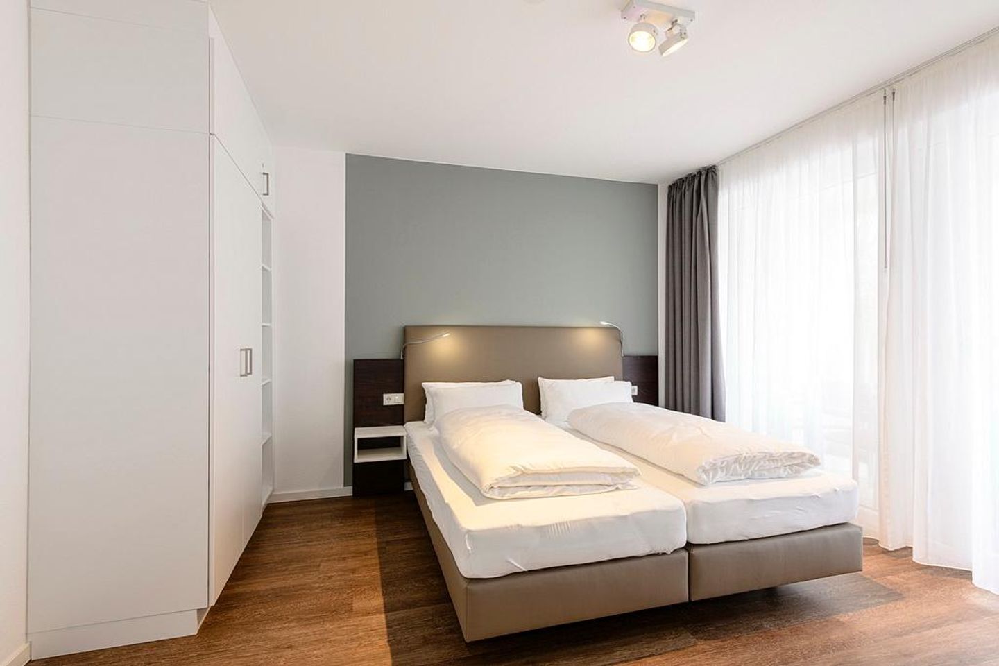 Deichhäuser Anna Küste Deichhäuser Anna Küste 1-24 Bensersiel - Schlafzimmer mit Doppelbett und Kleiderschrank