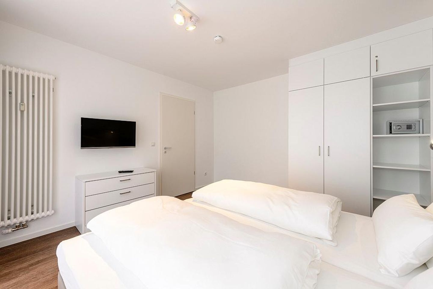 Deichhäuser Anna Küste Deichhäuser Anna Küste 1-24 Bensersiel - Schlafzimmer mit Doppelbett, Kleiderschrank und TV