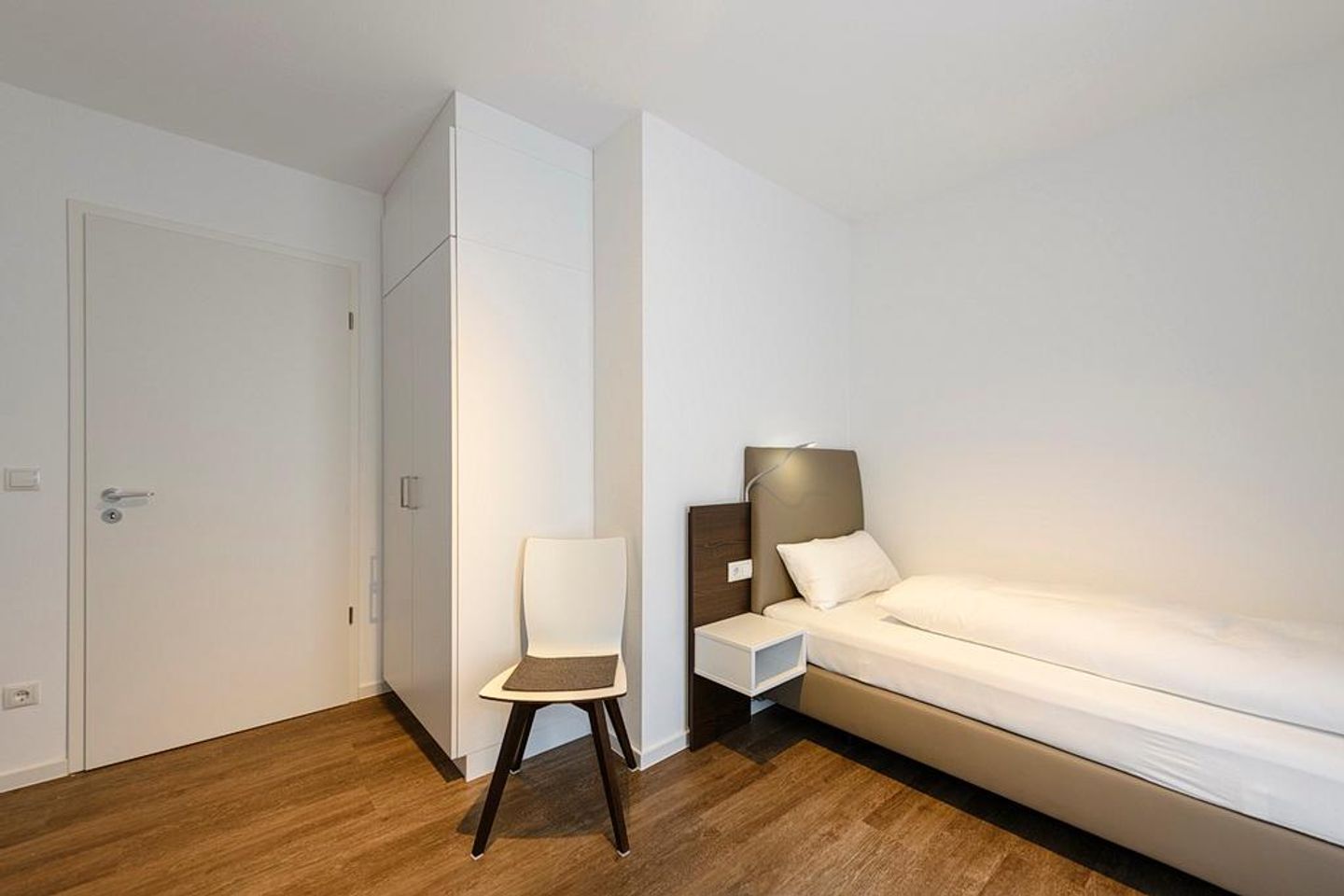 Deichhäuser Anna Küste Deichhäuser Anna Küste 1-24 Bensersiel - Schlafzimmer mit Einzelbetten, Stuhl und Kleiderschrank