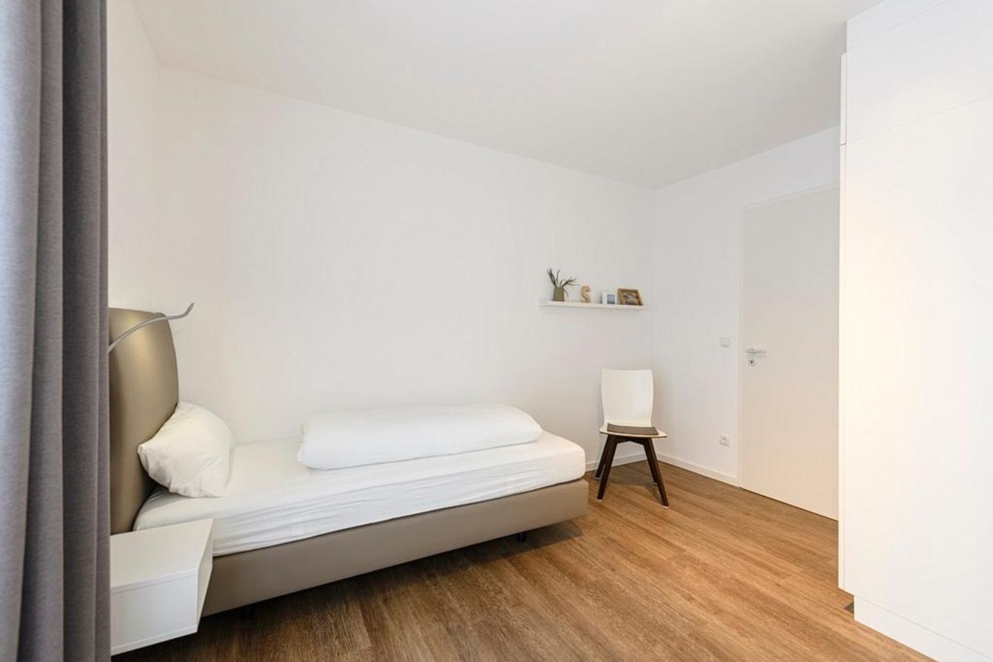 Deichhäuser Anna Küste Deichhäuser Anna Küste 1-24 Bensersiel - Schlafzimmer mit Einzelbetten, Stuhl und Kleiderschrank