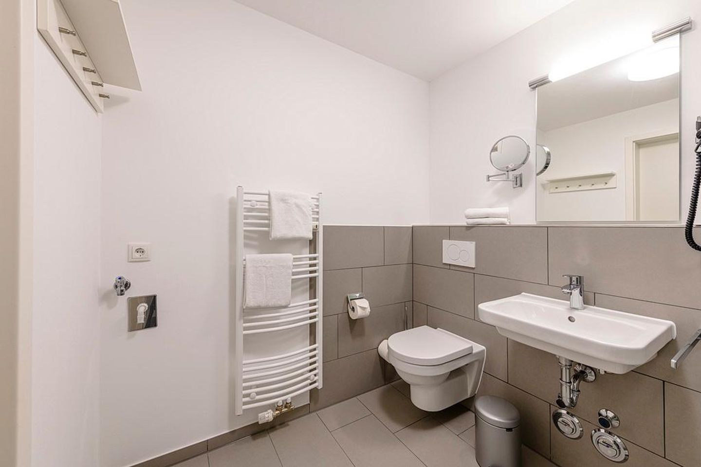 Deichhäuser Anna Küste Deichhäuser Anna Küste 1-24 Bensersiel - Badezimmer mit Waschtisch und WC