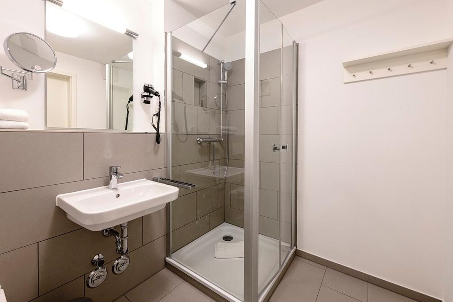 Deichhäuser Anna Küste Deichhäuser Anna Küste 1-24 Bensersiel - Badezimmer mit Dusche und Waschtisch