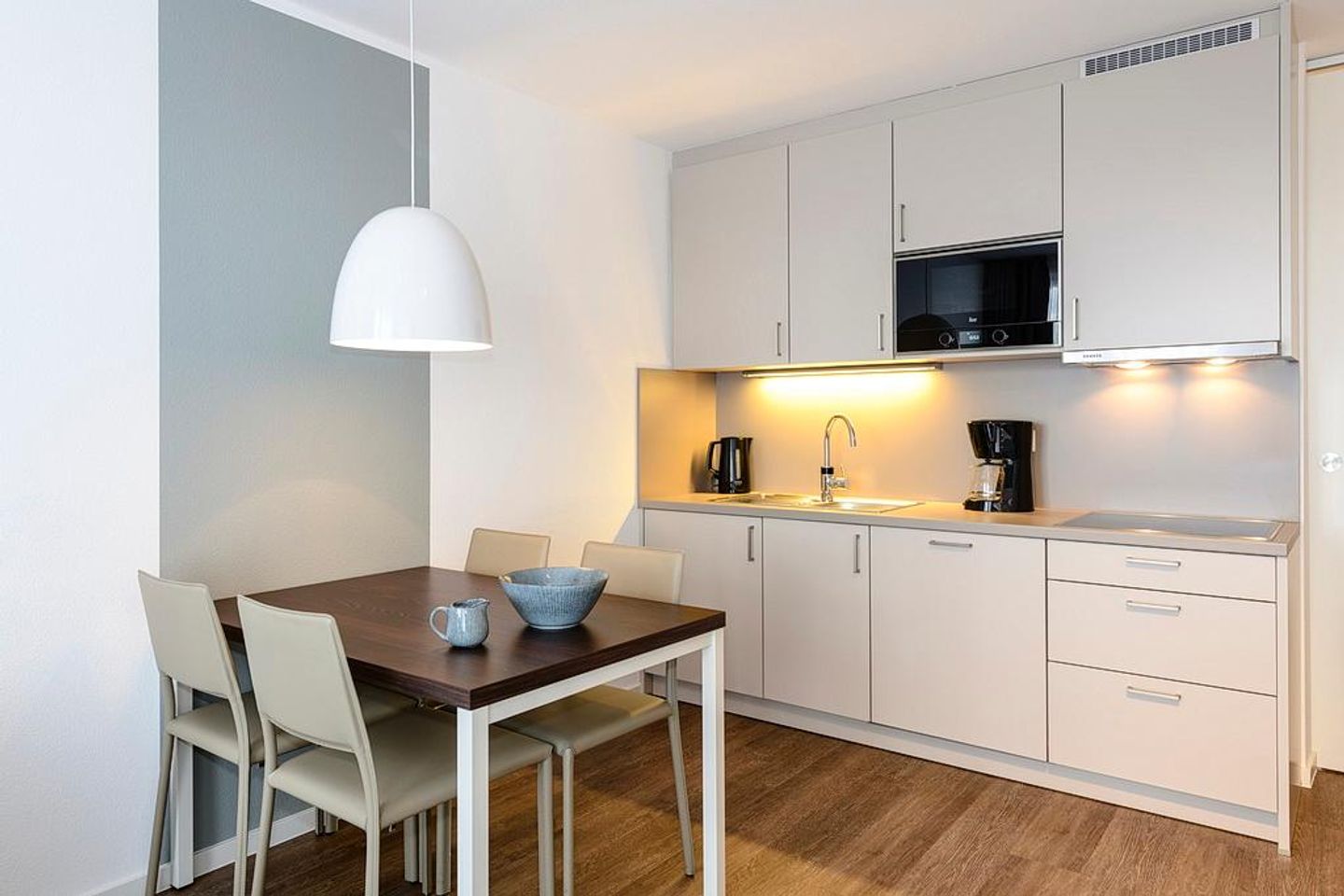 Deichhäuser Anna Küste Deichhäuser Anna Küste 1-31 Bensersiel - Wohn/Essbereich mit Esstisch und Küchenzeile