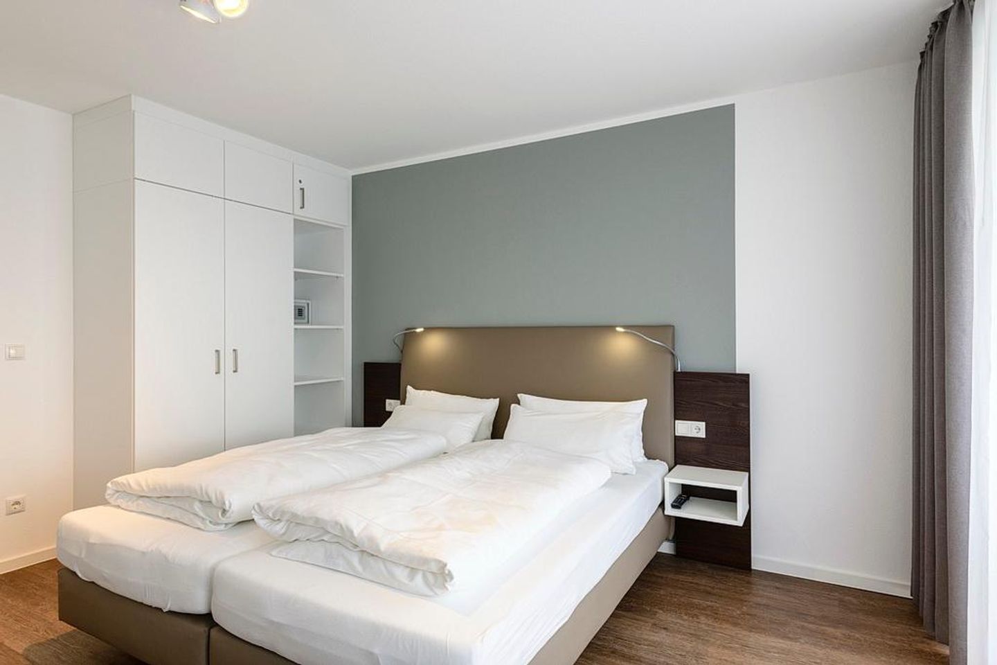 Deichhäuser Anna Küste Deichhäuser Anna Küste 1-31 Bensersiel - Schlafzimmer mit Doppelbett und Kleiderschrank