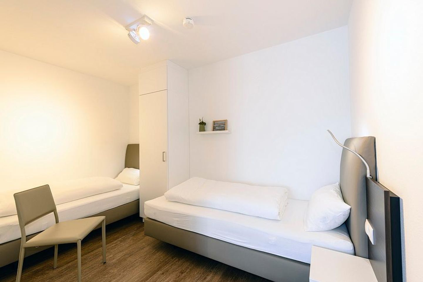 Deichhäuser Anna Küste Deichhäuser Anna Küste 1-31 Bensersiel - Schlafzimmer mit zwei Einzelbetten und Kleiderschrank