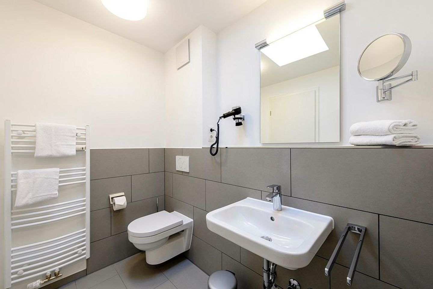 Deichhäuser Anna Küste Deichhäuser Anna Küste 1-31 Bensersiel - Badezimmer mit Waschtisch und WC