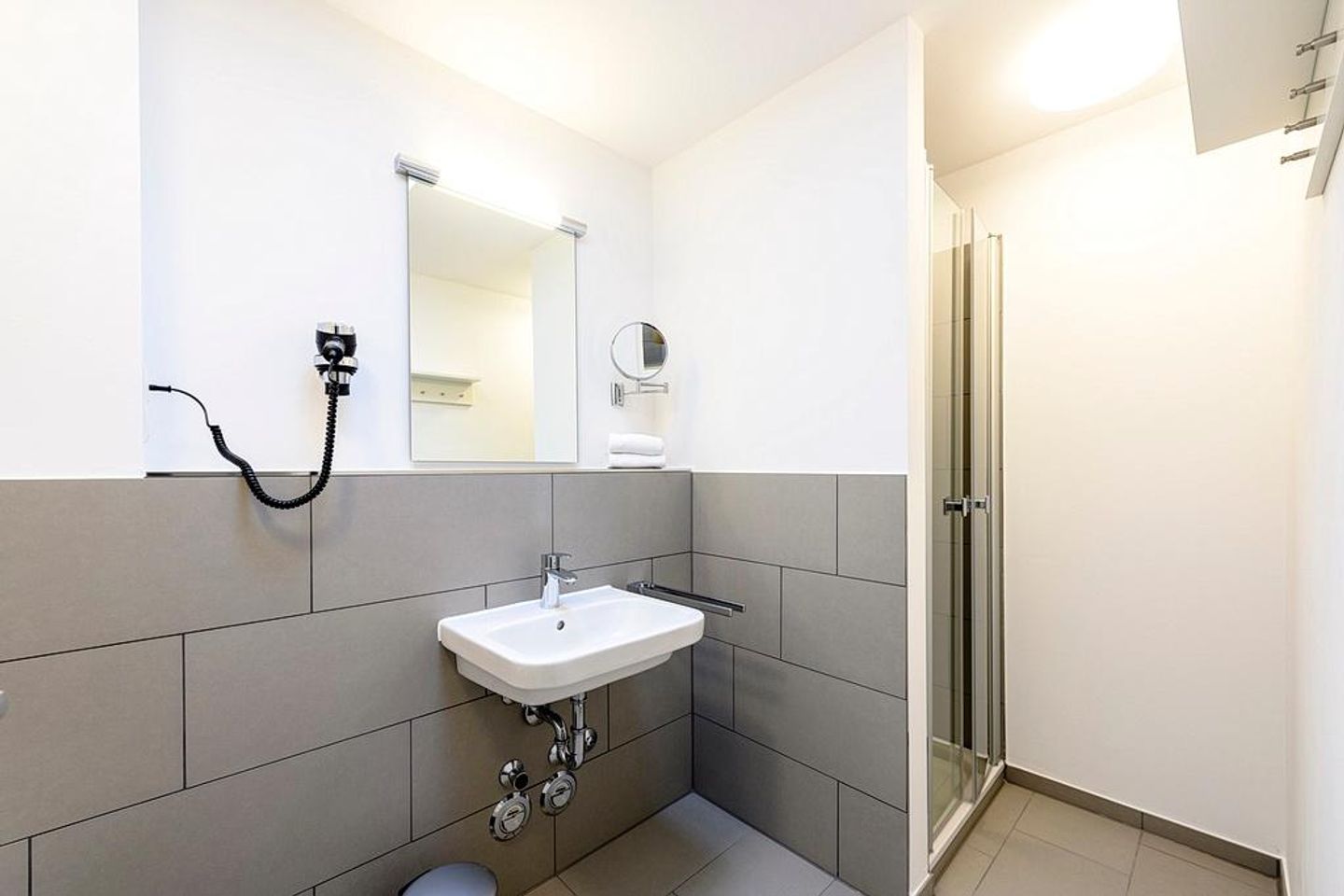 Deichhäuser Anna Küste Deichhäuser Anna Küste 1-31 Bensersiel - Badezimmer mit Waschtisch und Dusche