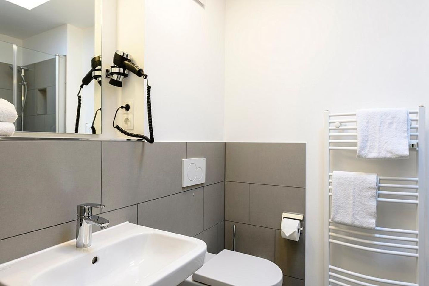 Deichhäuser Anna Küste Deichhäuser Anna Küste 1-32 Bensersiel - Badezimmer mit Waschtisch und WC