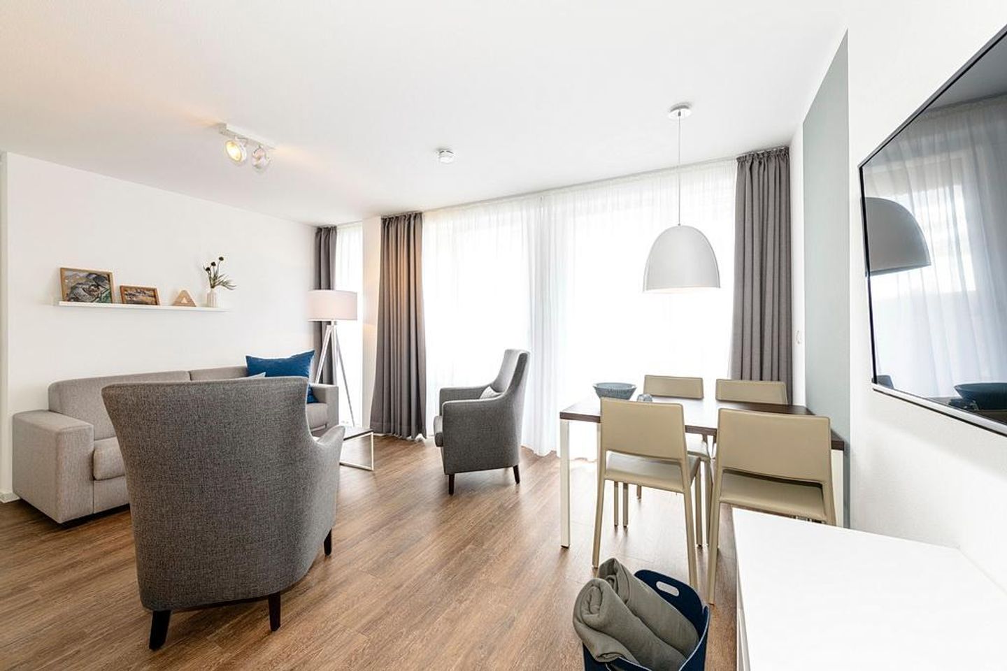 Deichhäuser Anna Küste Deichhäuser Anna Küste 1-33 Bensersiel - Wohn/Essbereich mit Couch, Sesseln, Esstisch und TV