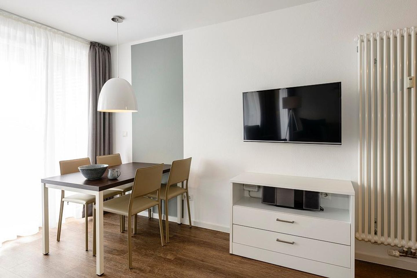 Deichhäuser Anna Küste Deichhäuser Anna Küste 1-33 Bensersiel - Wohn/Essbereich mit Esstisch und TV