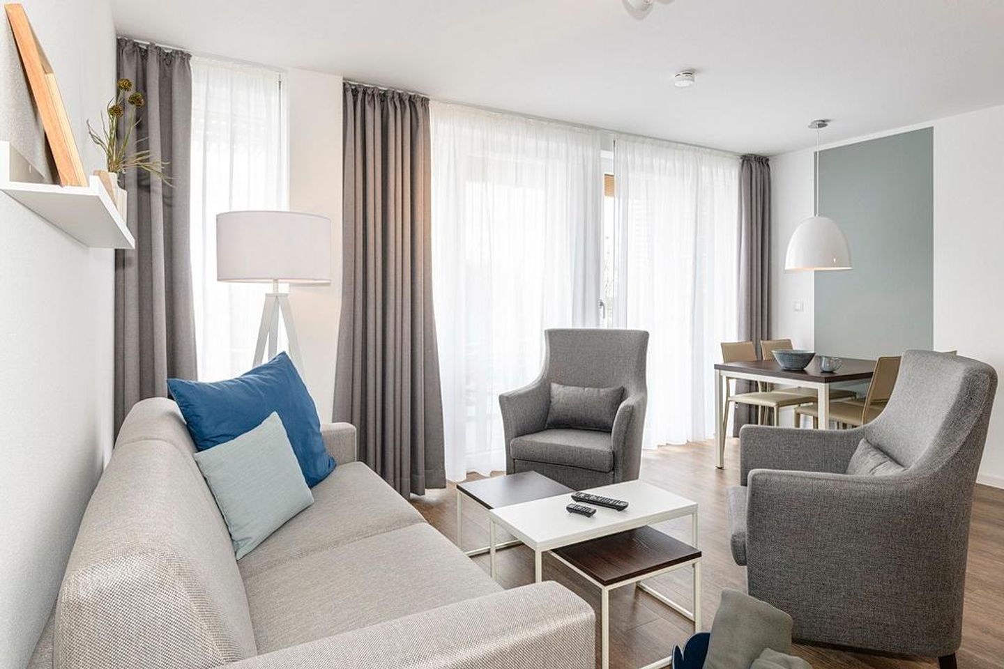 Deichhäuser Anna Küste Deichhäuser Anna Küste 1-33 Bensersiel - Wohn/Essbereich mit Couch, Sesseln, Esstisch und TV