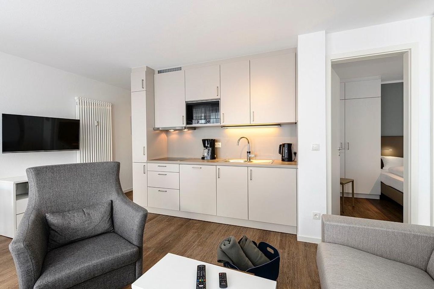 Deichhäuser Anna Küste Deichhäuser Anna Küste 1-33 Bensersiel - Wohn/Essbereich mit Couch, Sessel und Küchenzeile