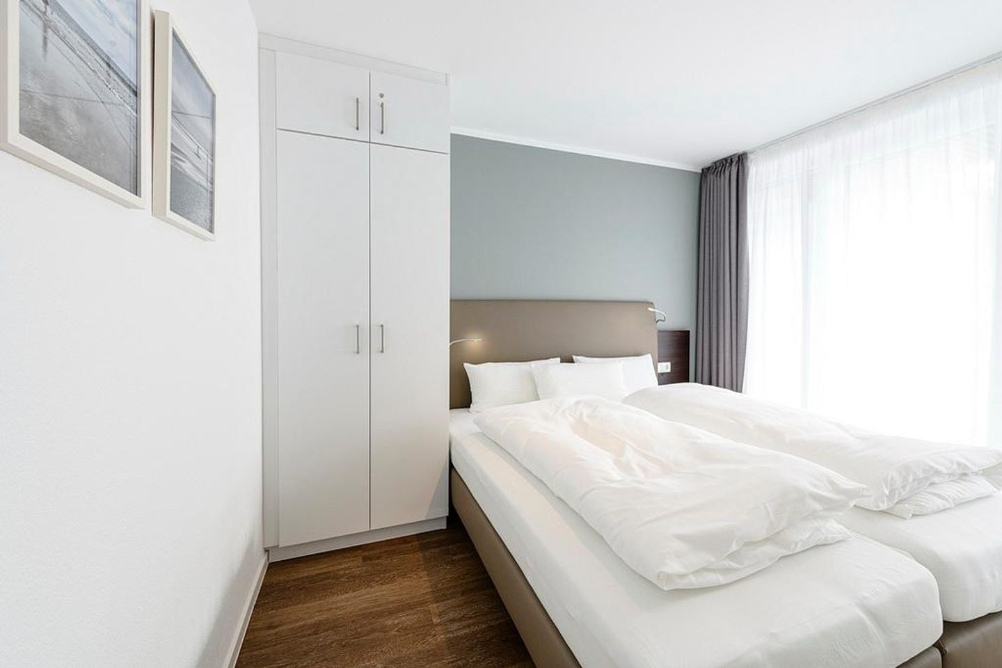 Deichhäuser Anna Küste Deichhäuser Anna Küste 1-33 Bensersiel - Schlafzimmer mit Doppelbett und Kleiderschrank