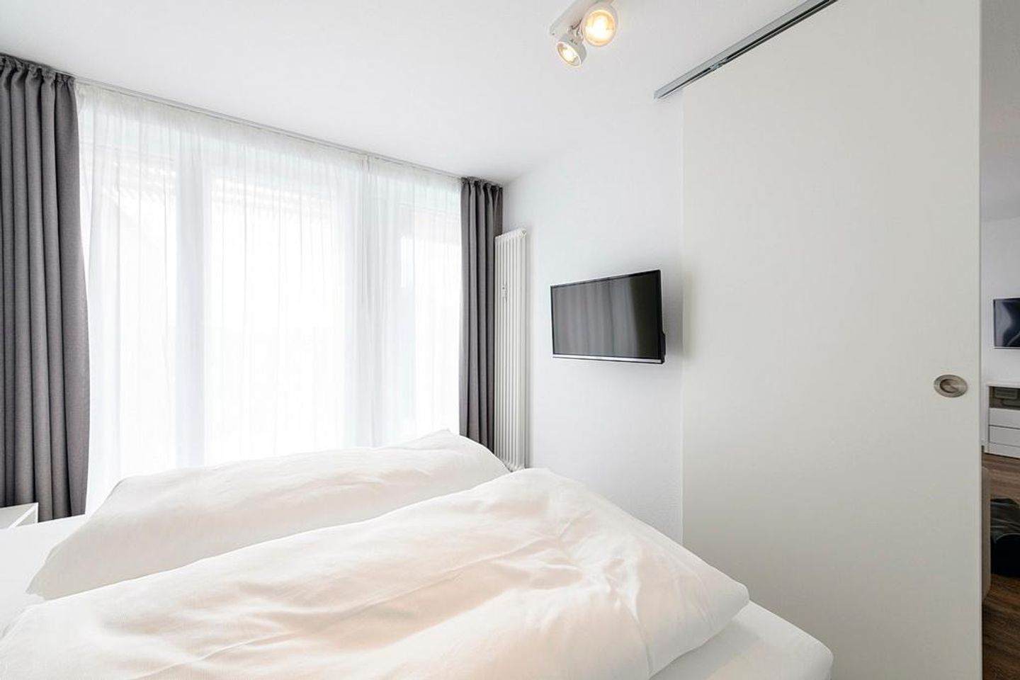 Deichhäuser Anna Küste Deichhäuser Anna Küste 1-33 Bensersiel - Schlafzimmer mit Doppelbett und TV