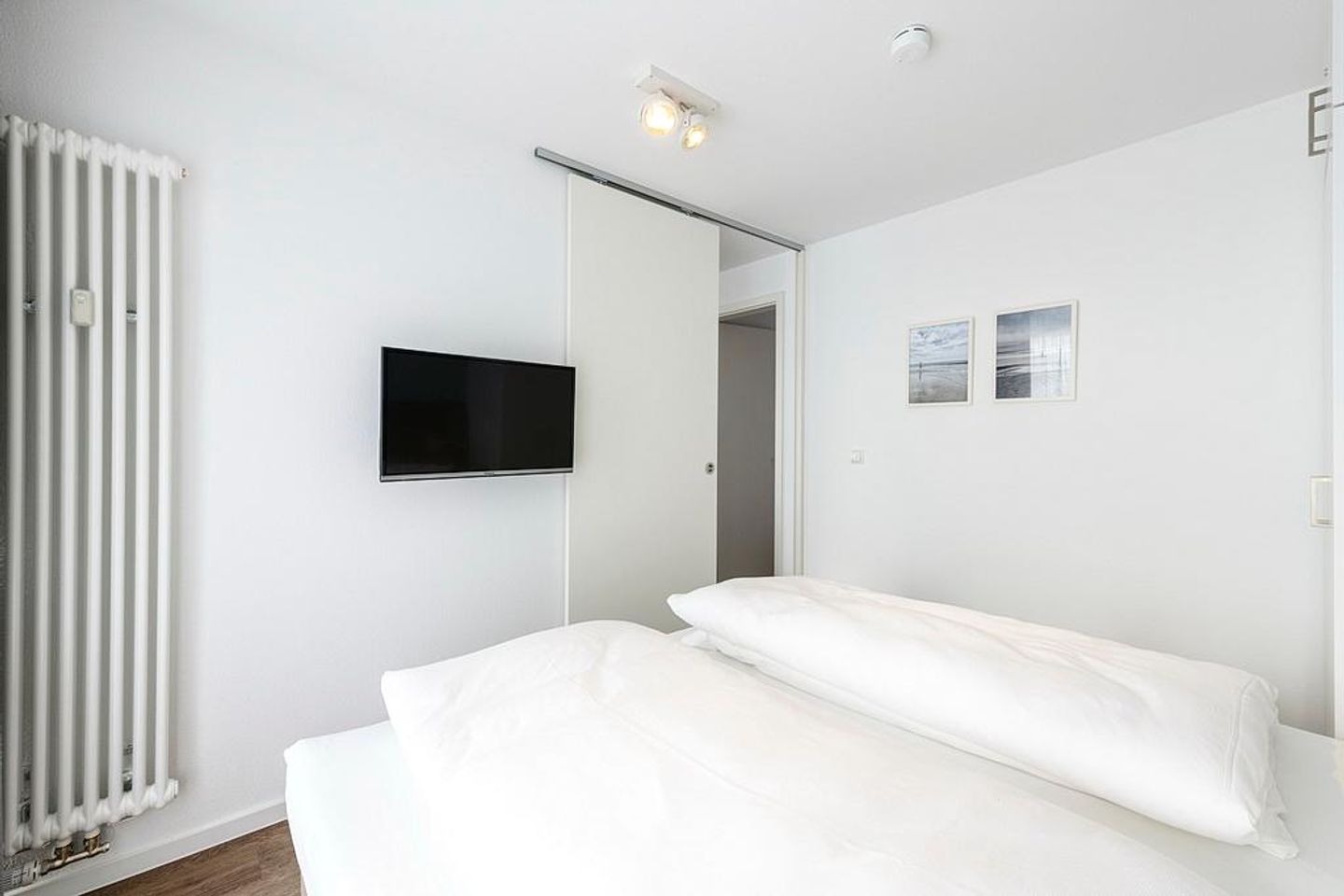 Deichhäuser Anna Küste Deichhäuser Anna Küste 1-33 Bensersiel - Schlafzimmer mit Doppelbett und TV