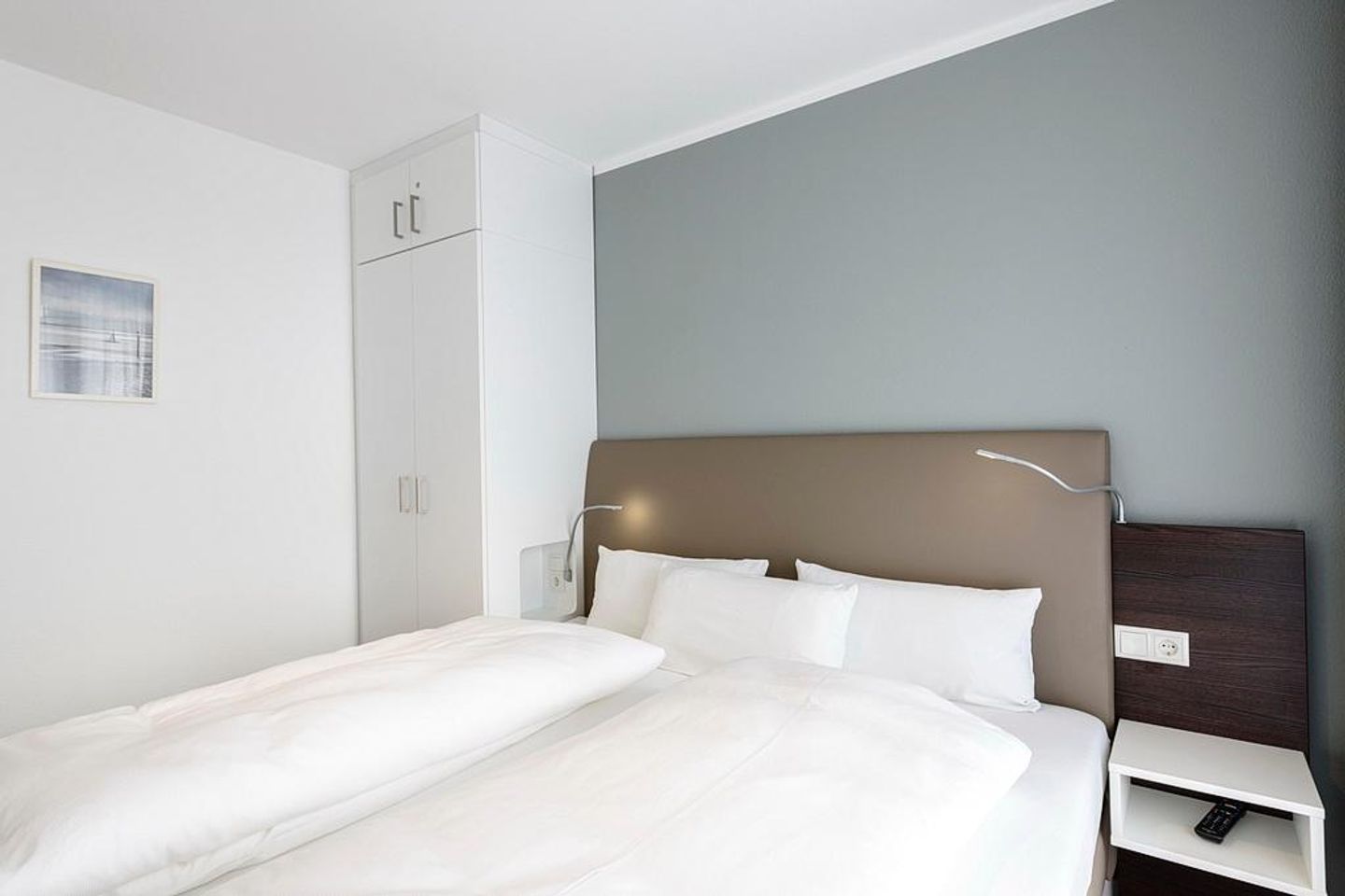 Deichhäuser Anna Küste Deichhäuser Anna Küste 1-33 Bensersiel - Schlafzimmer mit Doppelbett und Kleiderschrank