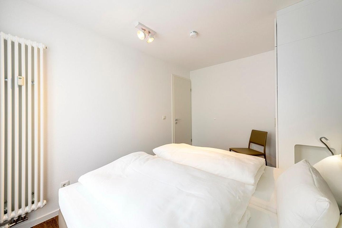 Deichhäuser Anna Küste Deichhäuser Anna Küste 1-33 Bensersiel - Schlafzimmer mit Doppelbett und Kleiderschrank