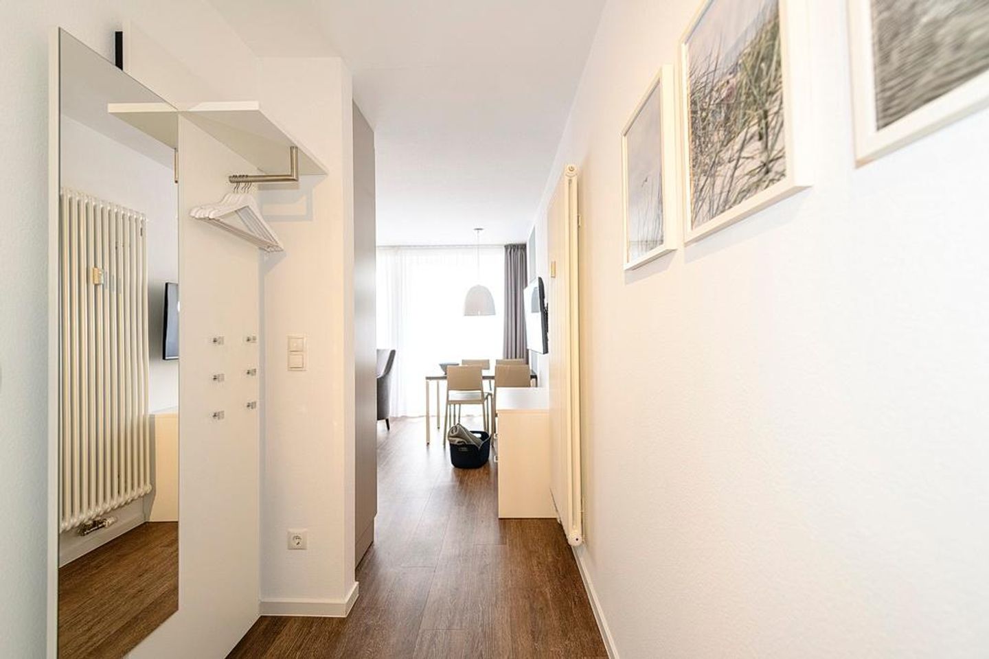 Deichhäuser Anna Küste Deichhäuser Anna Küste 1-33 Bensersiel - Flur mit Garderobe