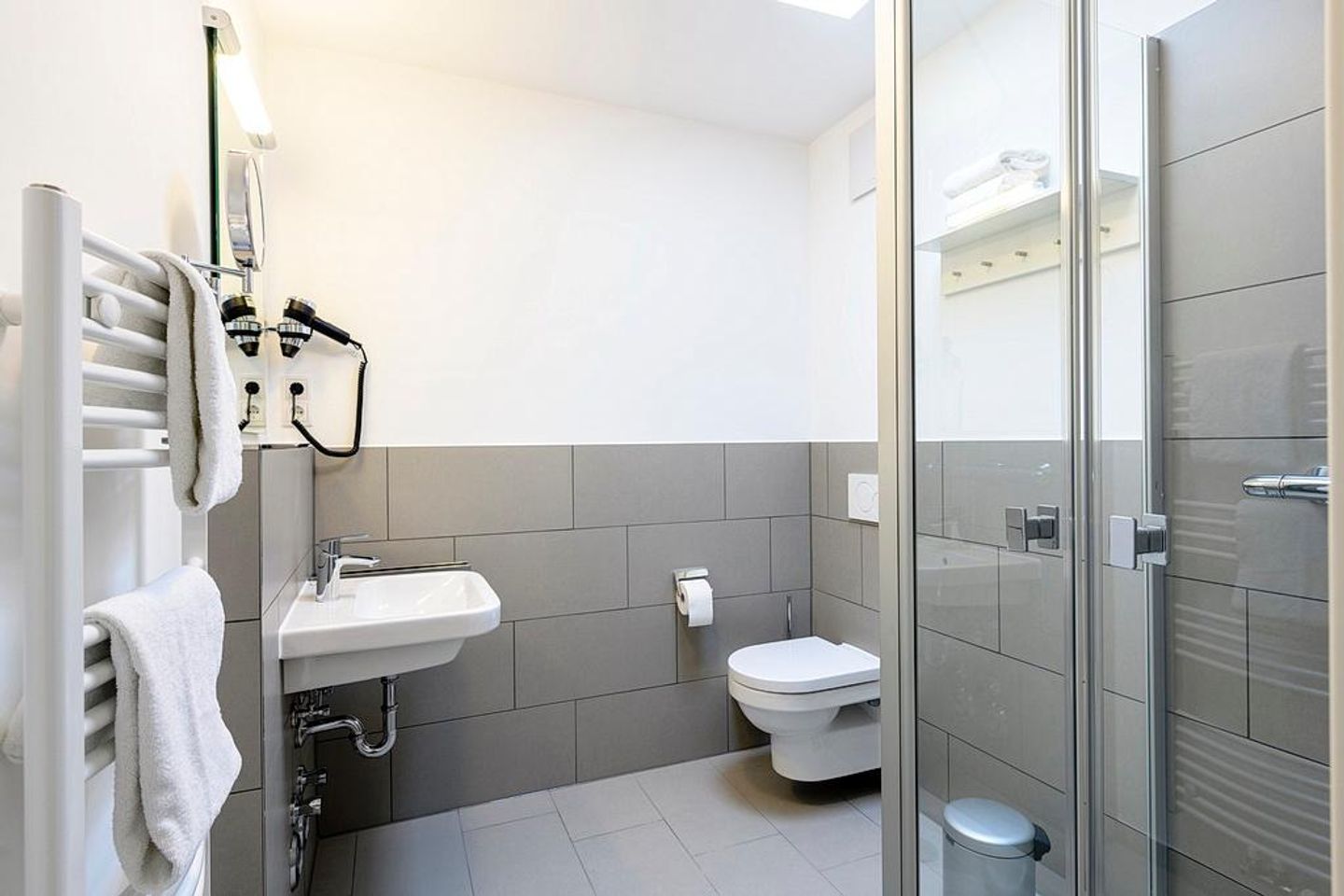 Deichhäuser Anna Küste Deichhäuser Anna Küste 1-33 Bensersiel - Badezimmer mit WC und Waschtisch