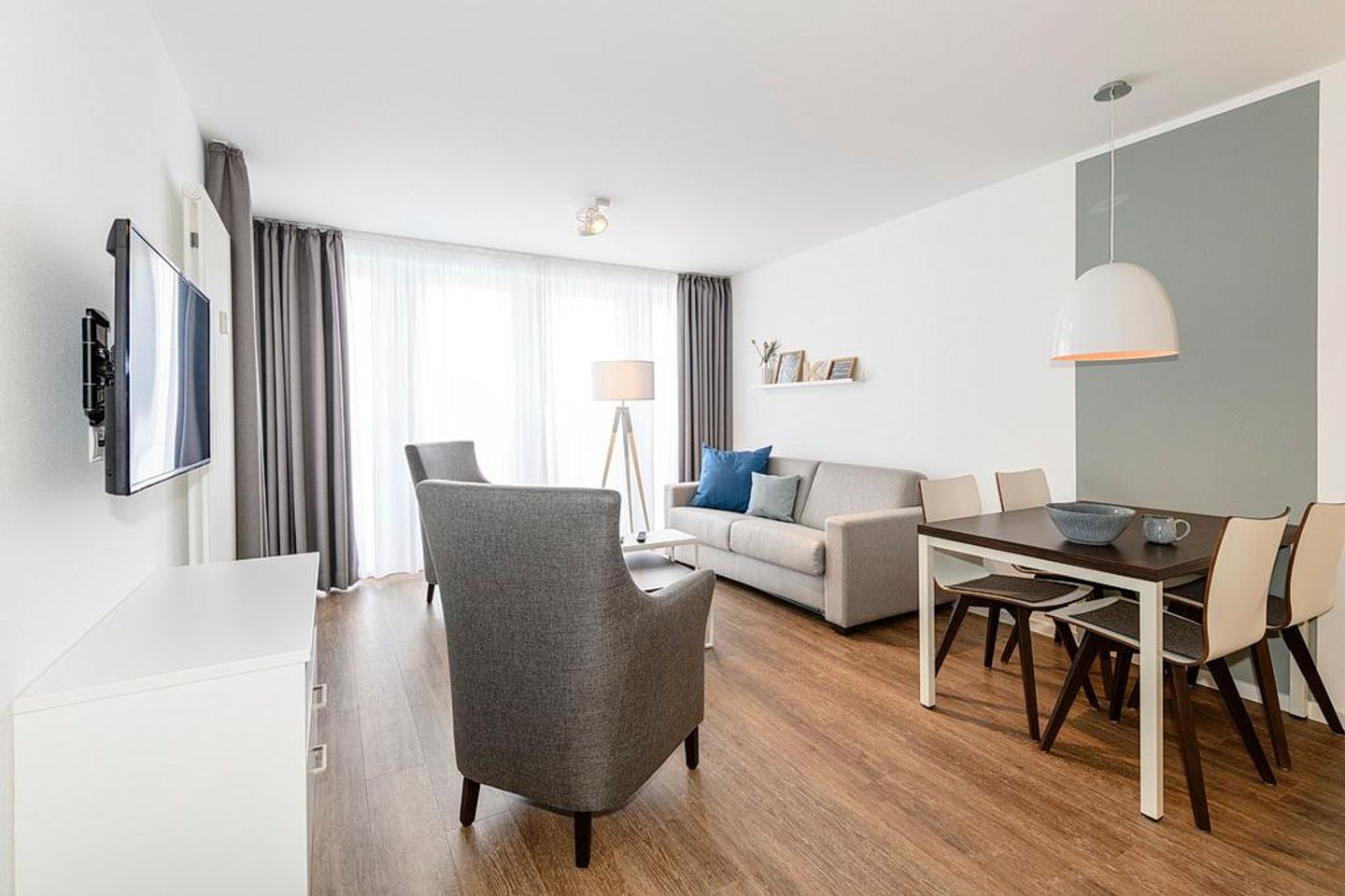 Deichhäuser Anna Küste Deichhäuser Anna Küste 1-34 Bensersiel - Wohn/Essbereich mit Sesseln, Couch, Esstisch und TV