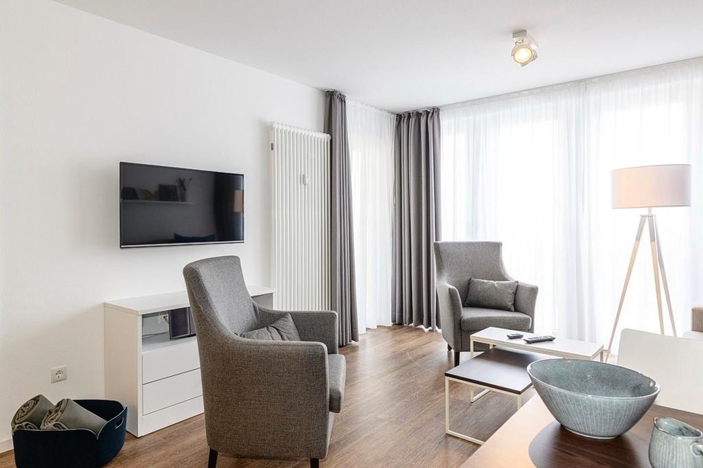 Deichhäuser Anna Küste Deichhäuser Anna Küste 1-34 Bensersiel - Wohn/Essbereich mit Sesseln, Esstisch und TV