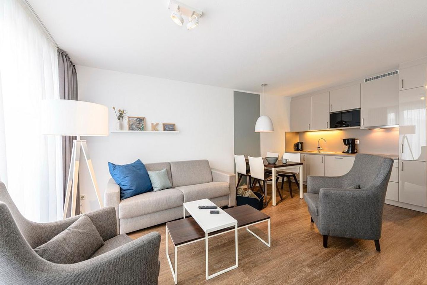 Deichhäuser Anna Küste Deichhäuser Anna Küste 1-34 Bensersiel - Wohn/Essbereich mit Sesseln, Couch, Esstisch und Küchenzeile