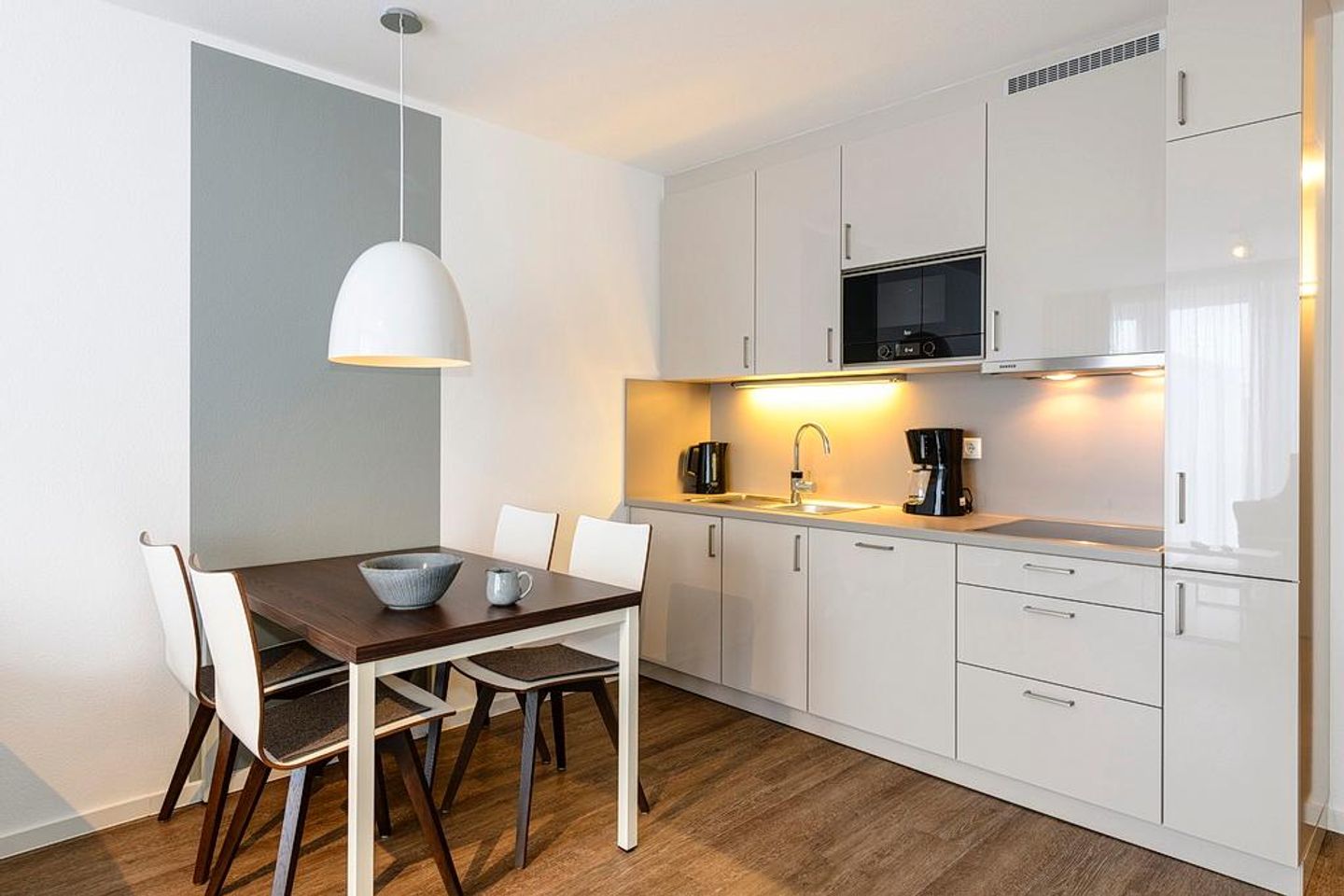 Deichhäuser Anna Küste Deichhäuser Anna Küste 1-34 Bensersiel - Wohn/Essbereich mit Esstisch und Küchenzeile