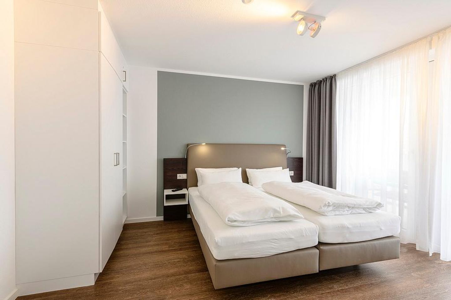 Deichhäuser Anna Küste Deichhäuser Anna Küste 1-34 Bensersiel - Schlafzimmer mit Doppelbett und Kleiderschrank