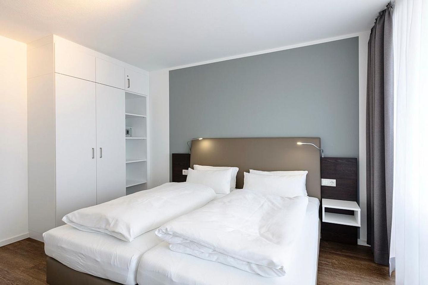 Deichhäuser Anna Küste Deichhäuser Anna Küste 1-34 Bensersiel - Schlafzimmer mit Doppelbett und Kleiderschrank